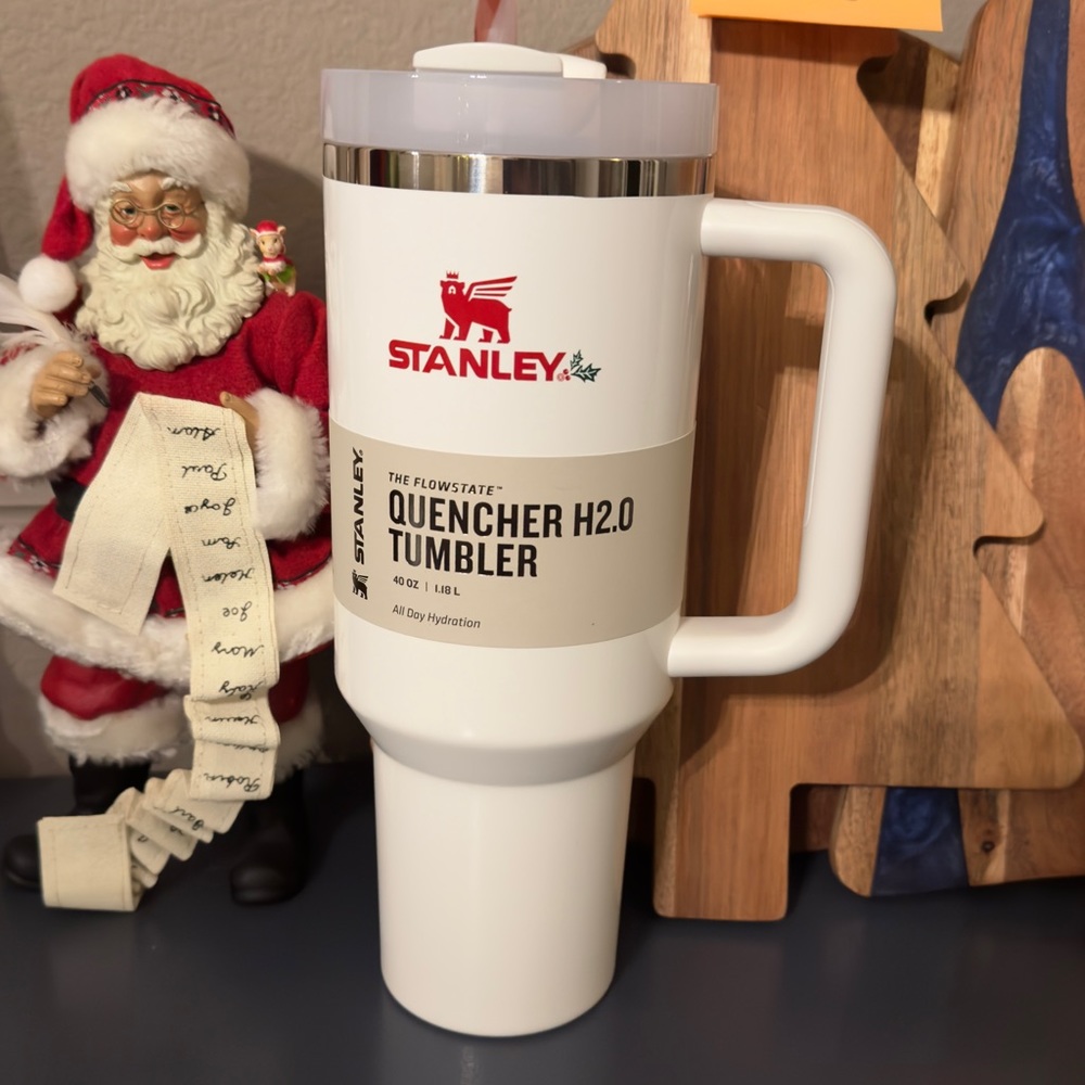 Stanley Mistletoe quencher 40oz new with tags and extra straws